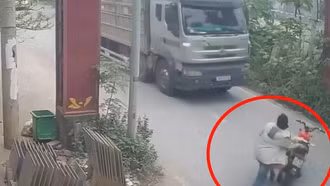 Tạm giữ đối tượng đẩy cảnh sát giao thông vào đầu xe tải rồi bỏ chạy