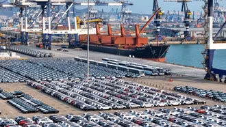 Trung Quốc đạt mục tiêu tăng trưởng hằng năm 5% nhờ xuất khẩu tăng mạnh