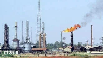 Giá dầu cao nhất trong bảy tuần do dự báo trái chiều về nguồn cung