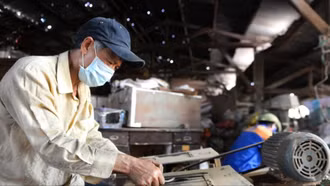 Người đủ tuổi nghỉ hưu tiếp tục làm việc có phải đóng bảo hiểm xã hội?