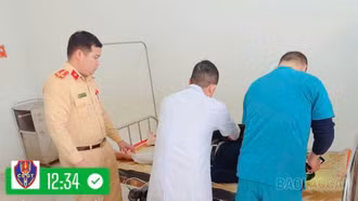 Cảnh sát giao thông Lào Cai kịp thời giúp đưa người dân đi cấp cứu