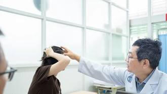 Phẫu thuật bắc cầu động mạch não giúp nữ bệnh nhân trẻ thoát khỏi liệt mặt, tay