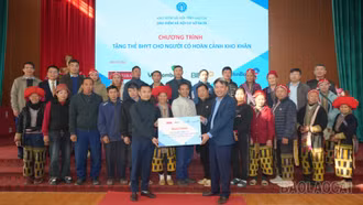 Trao gần 1.800 thẻ bảo hiểm y tế, mang “Tết ấm” đến người nghèo Xuân Bính Ngọ