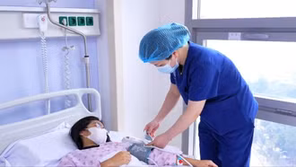 Đang ngồi học bỗng gục xuống bàn, cậu bé 8 tuổi bị đột quỵ não