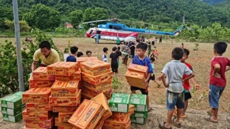 Hơn 18 tấn hàng cứu trợ được trực thăng đưa đến vùng lũ Nghệ An