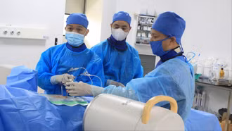 Phẫu thuật bơm xi măng sinh học tạo hình thân đốt sống qua da cho bệnh nhân ngã từ độ cao 2m