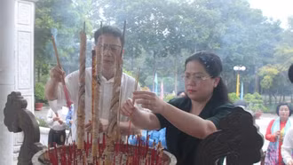 Lãnh đạo Bộ GD&ĐT viếng Nhà bia tưởng niệm liệt sĩ ngành Giáo dục