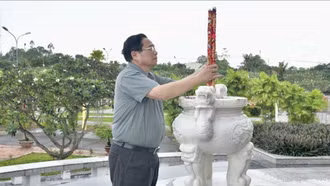 Thủ tướng Phạm Minh Chính tri ân các Anh hùng liệt sĩ, thăm các gia đình chính sách ở An Giang