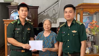 Ban Chỉ huy Bộ đội Biên phòng Lào Cai: Thăm, tặng quà 43 gia đình chính sách và Bà mẹ Việt Nam Anh hùng