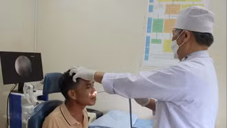 Uống nước từ khe suối, người đàn ông bị con vắt dài 8cm ký sinh trong hốc mũi