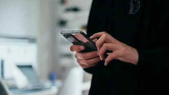 Pháp đề xuất cấm bán điện thoại thông minh cho trẻ em dưới 15 tuổi