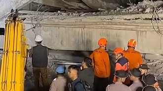 Sập trường nội trú ở Indonesia, ít nhất 1 học sinh tử vong, 38 người mắc kẹt