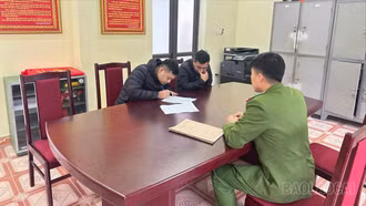 Công an xã Văn Bàn xử phạt hai đối tượng ném chất bẩn vào nhà dân
