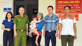 Công an xã Nậm Xé giúp bé gái 4 tuổi đi lạc về với gia đình
