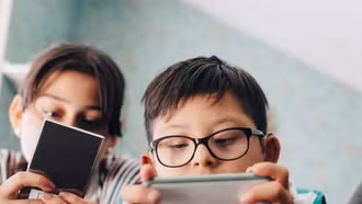 Cảnh báo chứng lác mắt ở giới trẻ do sử dụng thiết bị điện tử