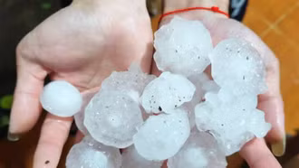 Nguyên nhân mưa đá trút xuống Hà Nội và loạt tỉnh thành miền Bắc