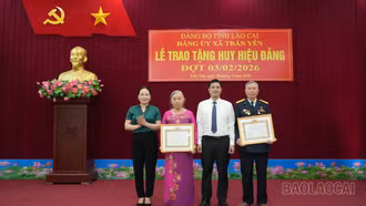 Trấn Yên trao Huy hiệu Đảng cho 33 đảng viên