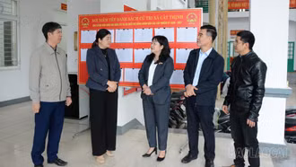 Phó Chủ tịch HĐND tỉnh Hoàng Thị Thanh Bình giám sát công tác tổ chức bầu cử tại các xã Hưng Khánh, Cát Thịnh