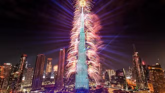 Thủ đô của UAE được thắp sáng đón chờ năm mới 2026