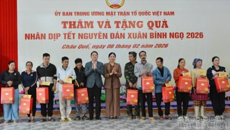 Phó Chủ tịch - Tổng Thư ký Ủy ban Trung ương MTTQ Việt Nam Hà Thị Nga thăm, tặng quà Tết tại xã Châu Quế