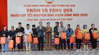 Phó Chủ tịch - Tổng Thư ký Ủy ban Trung ương MTTQ Việt Nam Hà Thị Nga thăm, tặng quà Tết tại xã Châu Quế