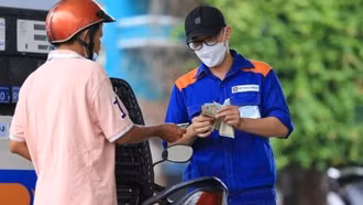 Bộ Chính trị yêu cầu bảo đảm nguồn cung, ổn định giá xăng dầu