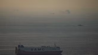 Iran tiếp tục “cấm cửa” eo biển Hormuz, buộc tàu thuyền phải quay đầu