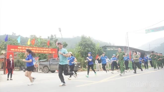 Trên 200 vận động viên tham gia Ngày chạy Olympic tại xã Cốc Lầu