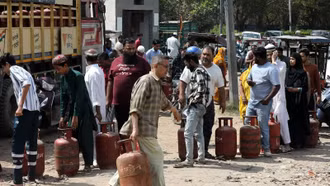 Người dân Ấn Độ xếp hàng nhiều ngày để chờ mua khí đốt