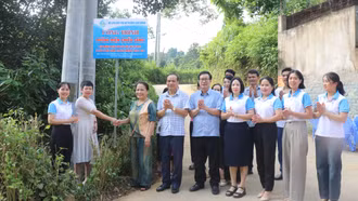 Khánh thành tuyến đường điện chiếu sáng, ra mắt đường “Sáng – xanh – sạch – đẹp” ở Cam Đường