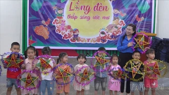 Bí thư Trung ương Đoàn thăm, tặng quà Trung thu cho thiếu nhi Làng Nủ