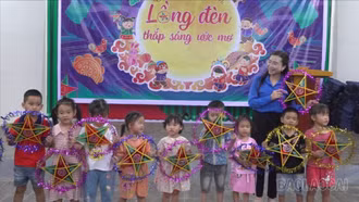 Bí thư Trung ương Đoàn thăm, tặng quà Trung thu cho thiếu nhi Làng Nủ