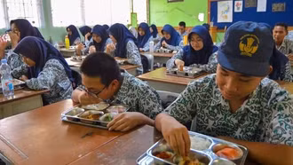 Tổng thống Indonesia bảo vệ chương trình bữa ăn miễn phí dù 6.000 người bị ngộ độc