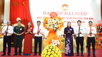 Đồng chí Giàng Thị Dung - Phó Bí thư Tỉnh ủy, Chủ tịch Ủy ban Mặt trận Tổ quốc Việt Nam tỉnh dự Đại hội đại biểu Mặt trận Tổ quốc Việt Nam phường Yên Bái