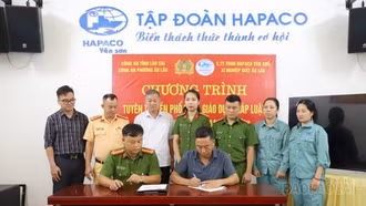 Công an phường Âu Lâu tổ chức tuyên truyền, phổ biến pháp luật tại Xí nghiệp Giấy Âu Lâu