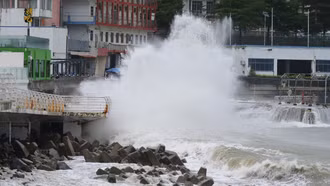 Bão Ragasa giảm cấp mạnh khi đổ bộ lần 2 vào Bắc Hải, Quảng Tây (Trung Quốc)