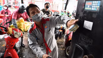 Giá xăng giảm, dầu tăng