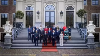 Thủ tướng trẻ nhất lịch sử Hà Lan cùng nội các tuyên thệ nhậm chức