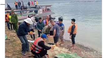 Khắc phục hậu quả vụ tai nạn giao thông đường thủy đặc biệt nghiêm trọng trên hồ Thác Bà