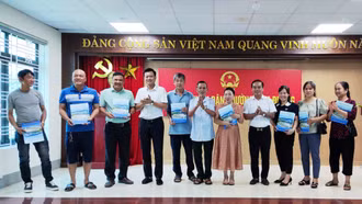 UBND phường Cam Đường trao quyết định giao đất cho 12 hộ dân thuộc Dự án Xử lý sạt lở sau Trường Chính trị tỉnh Lào Cai