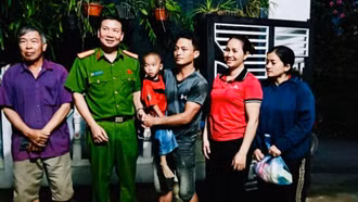 Bé trai 5 tuổi đi lạc trong rừng quế, được công an xã tìm thấy an toàn