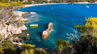 Một nửa người Hy Lạp không thể đi du lịch hè vì thu nhập thấp