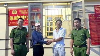 Công an xã Mậu A hỗ trợ người dân nhận lại tiền chuyển khoản nhầm