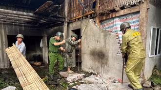 Công an xã Mường Bo khẩn trương cứu hộ người dân, khắc phục sự cố sập tường do cây đổ