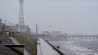 Bão Floris gây gián đoạn giao thông tại Anh, gió giật tới 137 km/h