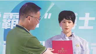 Robot hình người đầu tiên của Trung Quốc trở thành nghiên cứu sinh tiến sĩ