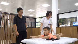 Phục hồi chức năng thành công cho trẻ bị vẹo cột sống sau tai nạn