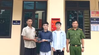 Công an xã Hợp Thành trao trả tài sản bị đánh rơi