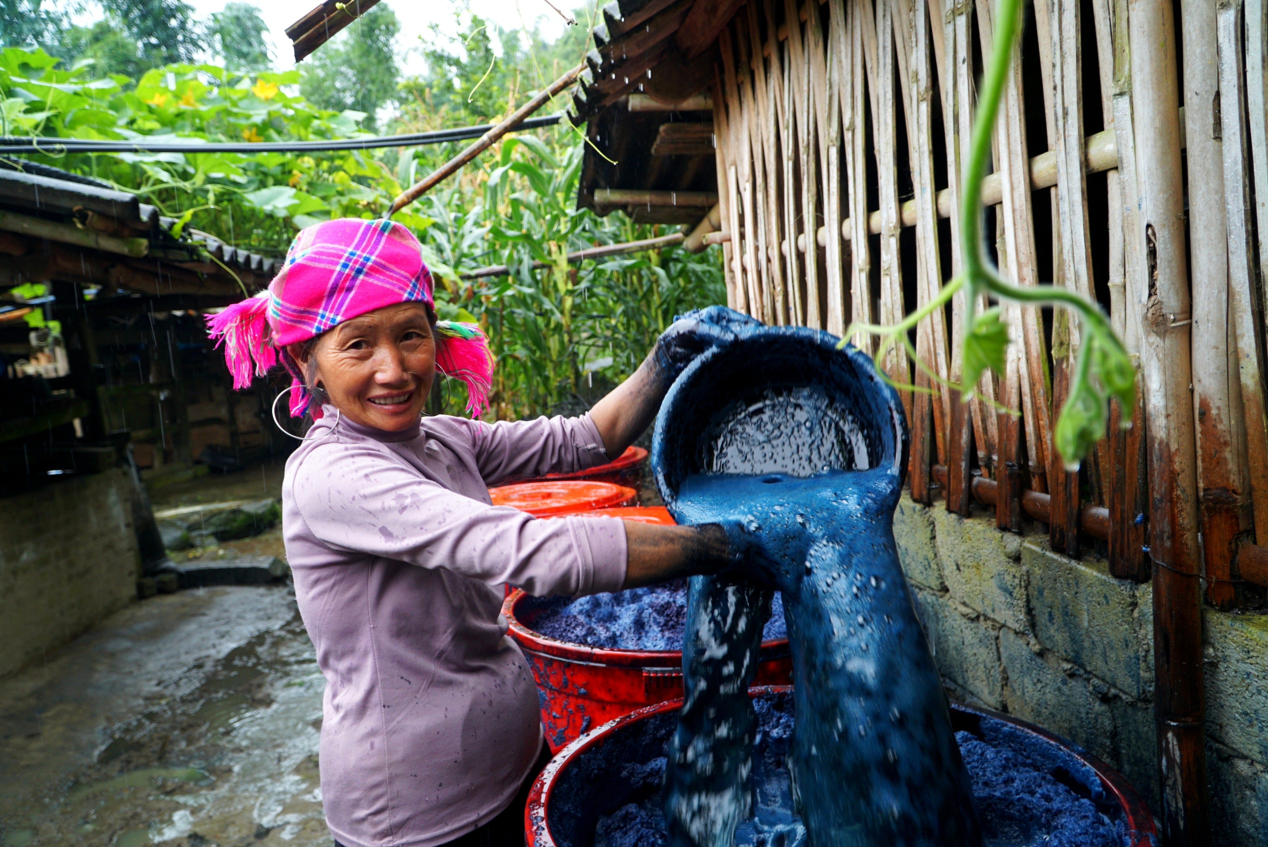 Phụ nữ Mường Hoa gìn giữ nghề truyền thống nhuộm chàm, dệt vải. img-20250505-154930.jpg