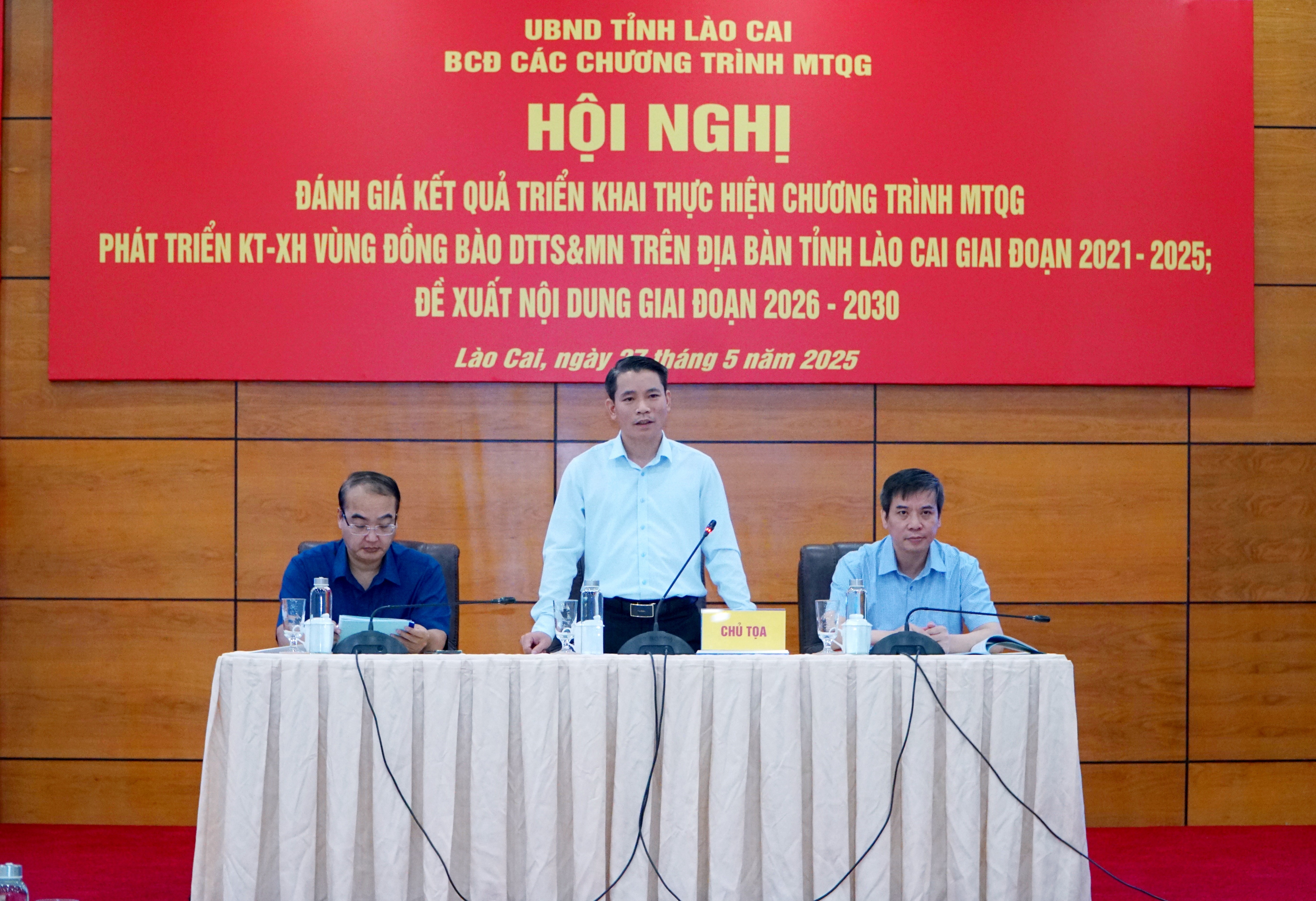 Ban tổ chức hội nghị chủ trì tham luận. img-20250527-112234.jpg